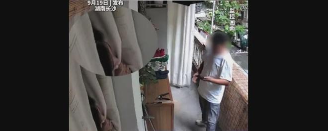 C罗骗了全世界!伟大一幕:指着脑袋“炫耀” 全队拥抱他让人看哭