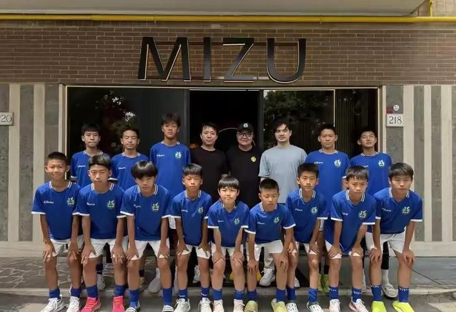 7月10日威海名场面：伊利巨型“7&10”TIFO从天而降致敬梅罗